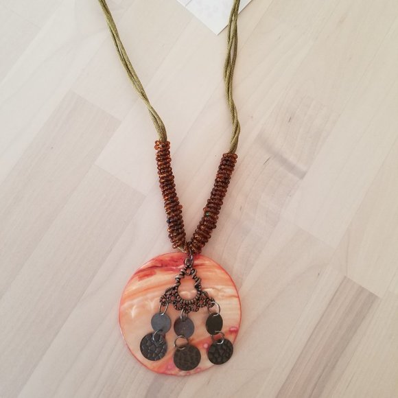 An Indi style necklace with Mother of Pearl Button - Picture 1 of 6